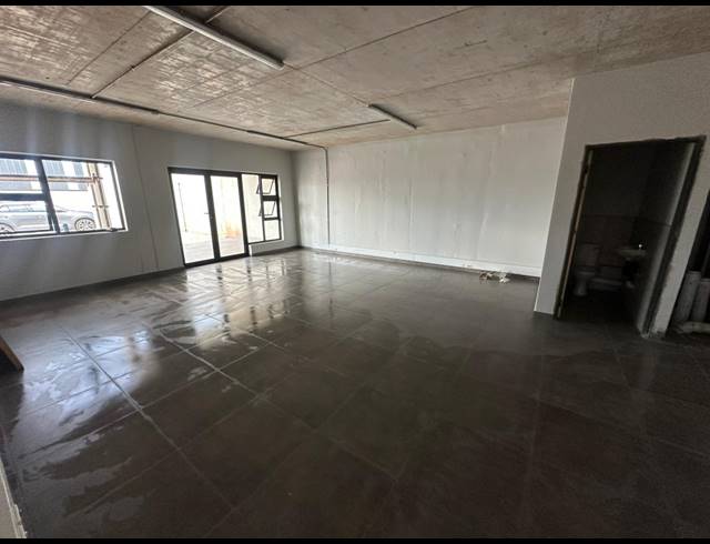 555M² WAREHOUSE TO LET IN LANSERIA